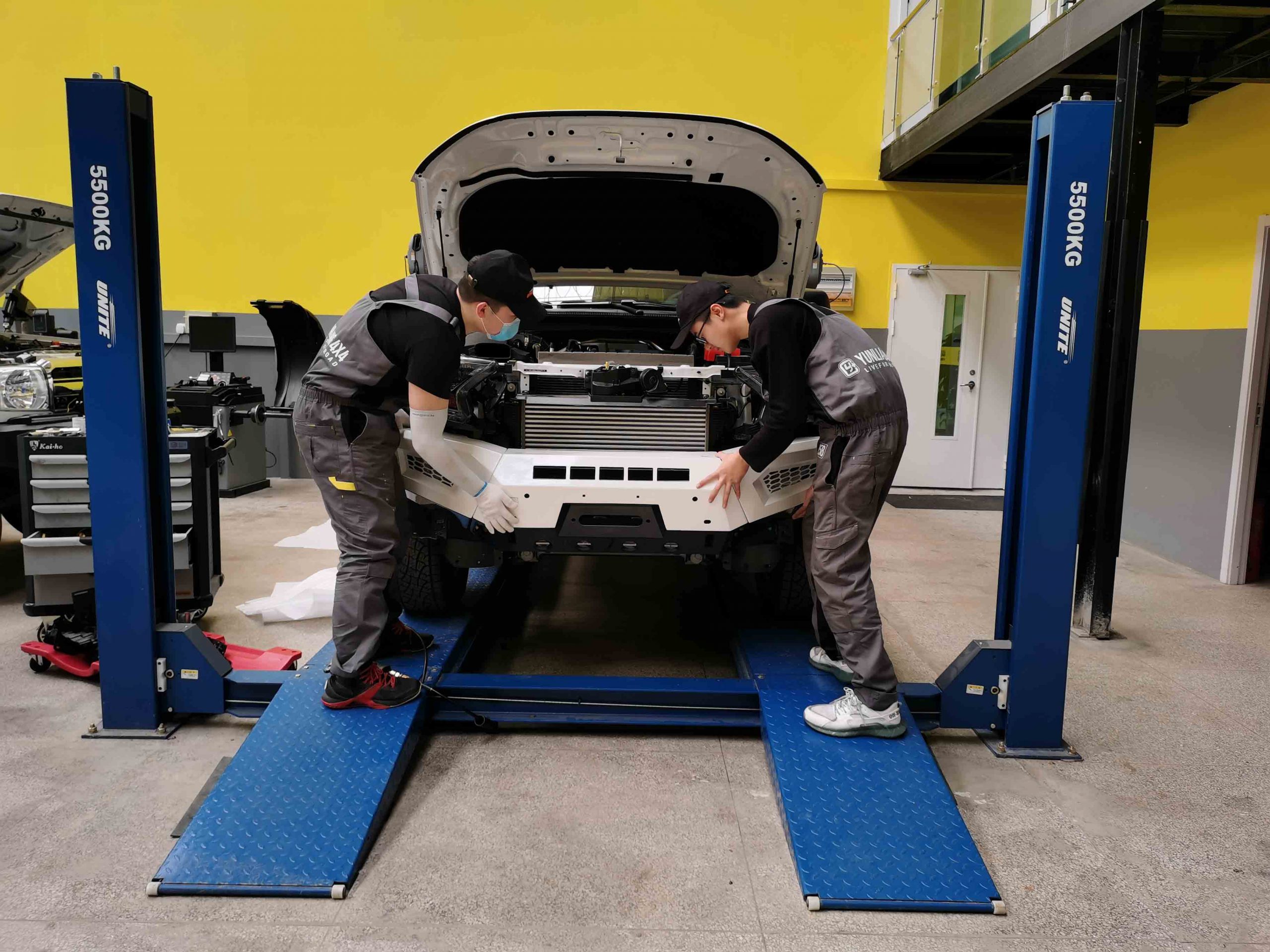 PULI Automotive Equipment Why 4-Post Car Lifts are Essential for Small Garages